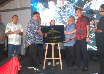 Ab. Rauf Yusoh menurunkan tandatangan merasmikan Gadek Hotsprings Wellness & Spa Resort di Kompleks Air Panas Gadek, Alor Gajah, Melaka. UTUSAN/AMRAN MULUP