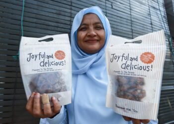 FARIDAH Maunda menunjukkan produk Embun Cookies yang dihasilkannya. - UTUSAN/AFIQ RAZALI