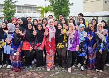 FADHLINA Sidek (tengah) bergambar bersama penuntut semasa mengadakan lawatan di Institut Pendidikan Guru Kampus Dato' Razali Ismail, Kuala Nerus, Terengganu. - UTUSAN/PUQTRA HAIRRY