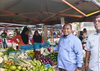 MUHAMAD Fadlee Hassan (dua dari kanan) meninjau operasi perniagaan di pasar tani Padang Hiliran, Kuala Terengganu hari ini. - UTUSAN/KAMALIZA KAMARUDDIN