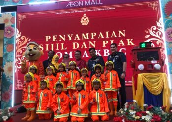 FARHAN Sufyan Borhan (dua dari kanan) bersama bomba cilik pada Program Kempen Keselamatan Kebakaran dan Ops Tahun Baru Cina 2025 di Aeon Mall, Kota Bharu, Kelantan, hari ini.-  UTUSAN/ ROSLIZA MOHAMED