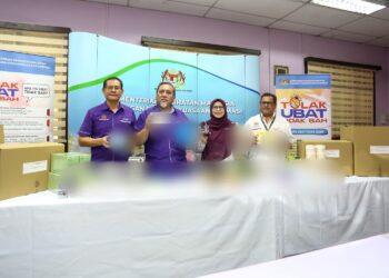 MOHD. Zawawi Abdullah (dua dari kiri) menunjukkan steroid anabolik,  produk tidak berdaftar dan kosmetik tidak bernotifikasi yang dirampas dalam sidang akhbar di Ipoh hari ini. - UTUSAN/MUHAMAD NAZREEN SYAH MUSTHAFA