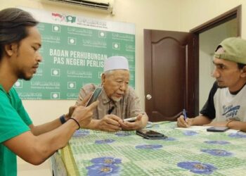 WARTAWAN Utusan Malaysia, Mohd. Hafiz Abd. Mutalib (kanan) dan Asyraf Muhammad (kiri) menemu bual Hashim Jasin di Kompleks Pas Kangar, Perlis baru-baru ini.