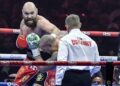 Tyson Fury (kiri) bertarung dalam perlawanan ulangan menentang Oleksandr Usyk di Riyadh, Arab Saudi tahun lalu.  AFP