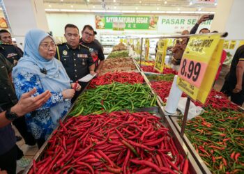 FUZIAH Salleh membuat lawatan sempena Pelaksanaan Skim Harga Maksimum Musim Perasan (SHMMP) Tahun Baharu Cina 2025, di sini hari ini. - UTUSAN/ISKANDAR ISHAK