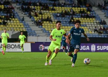 Pemain Terengganu FC (TFC), Akhyar Rashid (kanan) diasak pemain Johor Darul Ta’zim (JDT) dalam perlawanan Liga Super di Stadium Sultan Mizan Zainal Abidin, Kuala Nerus, Terengganu. - UTUSAN/PUQTRA HAIRRY