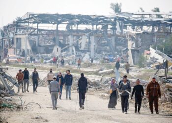 Penduduk Palestin berjalan di sepanjang Jalan Salah al-Din, Nuseirat menuju ke utara Gaza kelmarin ekoran pelaksanaan gencata senjara baru-baru ini. – AFP