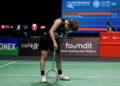 Pemain perseorangan wanita negara, Goh Jin Wei tewas 15-21, 16-21 kepada pemain India, Malvika Bangsod dalam pusingan pertama Terbuka Malaysia di Axiata Arena, semalam. - UTUSAN/SHIDDIEQIIN ZON