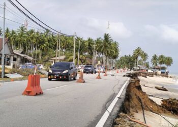 SEBAHAGIAN jalan raya yang runtuh akibat hakisan di Pantai Tanjung, Batu Rakit, Terengganu. - UTUSAN/KAMALIZA KAMARUDDIN