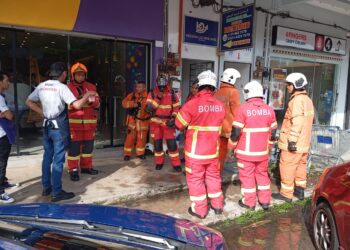 PASUKAN HAZMAT & CBRNe melakukan pemeriksaan di sebuah restoran susulan tiga pekerjanya pengsan dipercayai akibat kebocoran gas karbon monoksida di Gong Badak, Kuala Nerus, Terengganu, hari ini. - UTUSAN/KAMALIZA KAMARUDDIN