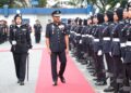 Razarudin Husain memeriksa perbarisan pada Perhimpunan Bulanan Ketua Polis Negara di Bukit Aman, semalam.