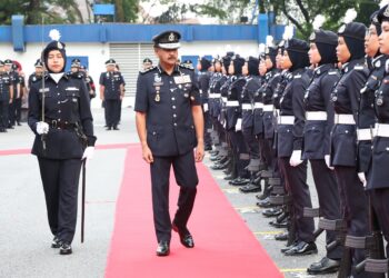 Razarudin Husain memeriksa perbarisan pada Perhimpunan Bulanan Ketua Polis Negara di Bukit Aman, semalam.