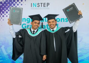 MUHAMMAD Adlan Hidayat Mohd. Sabri (kanan) dan Muhammad Arif Rusydi Mezah meraikan kejayaan menamatkan latihan Program Pemerkasaan Tenaga Teknikal TEP di Institut Teknologi Petroleum Petronas (INSTEP) DI Kuala Nerus, Terengganu. - UTUSAN/PUQTRA HAIRRY ROSLI