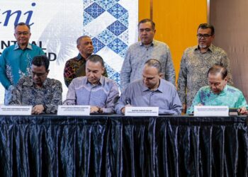 ANTHONY Loke (dua dari kanan) menyaksikan majlis menandatangani memorandum perjanjian antara Ipoh Sentral Sdn. Bhd. (ISSB) dan Country Annexe Sdn. Bhd. (CASB) untuk membangunkan Ipoh Sentral di Ipoh, Perak, semalam. - UTUSAN/MUHAMAD NAZREEN SYAH MUSTHAFA