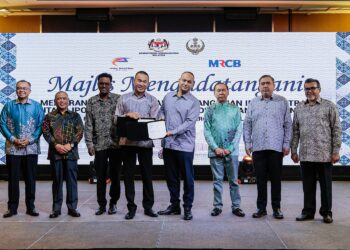 SAARANI Mohamad (dua dari kiri) dan Anthony Loke (dua dari kanan) pada majlis menandatangani memorandum perjanjian antara Ipoh Sentral Sdn. Bhd. (ISSB) dan Country Annexe Sdn. Bhd. (CASB) untuk membangunkan Ipoh Sentral di Ipoh hari ini. - UTUSAN/MUHAMAD NAZREEN SYAH MUSTHAFA