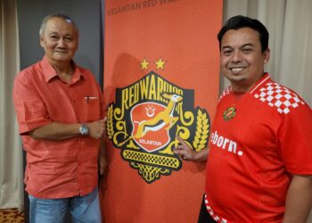 IRFAN Bakti Abu Salim (kiri) diperkenal secara rasmi sebagai Ketua Jurulatih Kelantan oleh Presiden KRWFC, Nik Hafiz Naim Nik Hassan pada sidang akhbar di Kota Bharu, Kelantan hari ini. - UTUSAN/MUSTAQIM MOHAMED