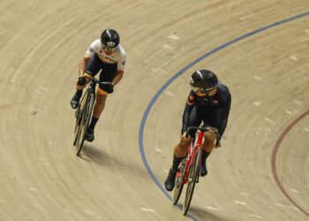 NURUL Izzah Izzati Mohd Asri cuba memintas rakan senegaranya, Nur Alyssa Mohd Farid dalam final acara pecut elit wanita di Velodrom Nasional, Nilai, hari ini. - UTUSAN/AMIR KHALID