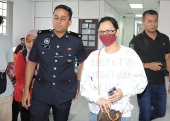 AMYRA Laila Ho dibawa ke mahkamah atas tuduhan membuat laporan palsu mendakwa dirinya hampir diculik di pusat beli-belah KSL, Taman Abad di Mahkamah Majestret, Johor Bahru disini. - UTUSAN/RAJA JAAFAR ALI