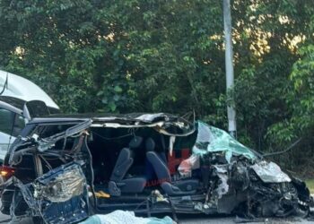 KEADAAN Toyota Estima yang remuk selepas berlanggar dengan lori di Kilometer 86, Jalan Johor Bahru-Ayer Hitam, Kluang.