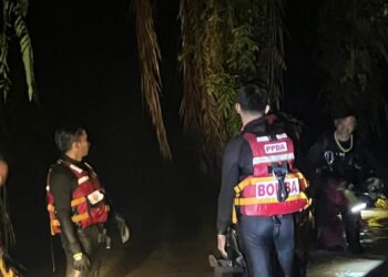 PASUKAN bomba menemukan salah seorang mangsa lemas dalam kejadian di Ladang YPJ, Ulu Sedili, Johor.