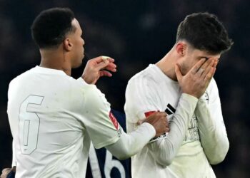 Penyerang Arsenal, Kai Havertz menutup mukanya selepas gagal menyempurnakan sepakan penalti ketika menentang Manchester United dalam saingan Piala FA di Stadium Emirates, London, semalam. - AFP