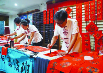 KHOO Tze Yong (kanan) mendalami penghasilan seni kaligrafi Cina sejak berusia 10 tahun di Padang Besar, Perlis. - UTUSAN/ASYRAF MUHAMMAD