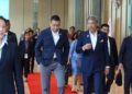 MOHAMAD Hasan bersama Maris Sangiapongsa selepas mengadakan pertemuan sempena Pemukiman Menteri Luar ASEAN di LICC, Langkawi. – MINGGUAN/SHAHIR NOORDIN