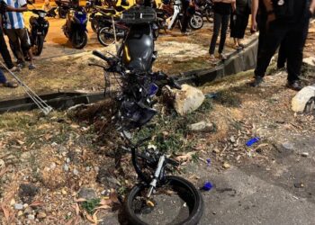 MOTOSIKAL jenis Yamaha Y15ZR dinaiki mangsa yang maut kemalangan di Jalan Sungai Lalang-Bukit Selambau, berhampiran simpang Zon Mawar di Sungai Petani.