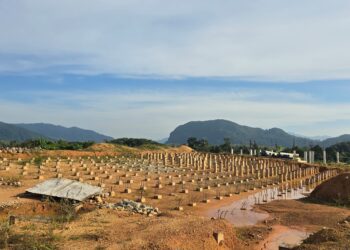 KAWASAN projek Loji Rawatan Air (LRA) Sungai Limau yang terbengkalai sejak Julai tahun lalu.