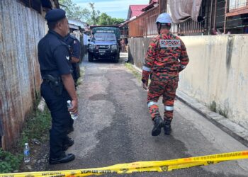 ANGGOTA polis mengawal tempat kejadian sementara pihak bomba melakukan siasatan awal di lokasi kejadian di Tongkang Yard, Alor Setar.