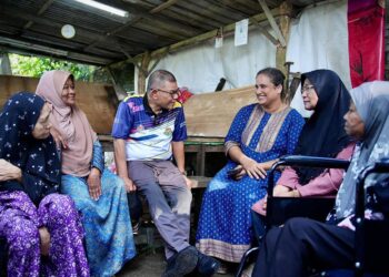 SAIFUDDIN Nasution Ismail beramah mesra bersama penduduk sebagai sebahagian Program Sua Mesra KDN Siri Pertama Tahun 2025 di Karangan, Kulim.