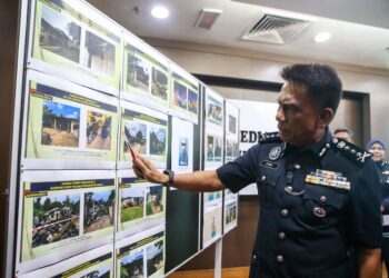 FISOL Salleh menunjukkan gambar kejadian kebakaran sembilan buah rumah di Kupang, Baling pada sidang akhbar di Ibu Pejabat Polis Kontinjen Kedah di Alor Setar. UTUSAN/ SHAHIR NOORDIN