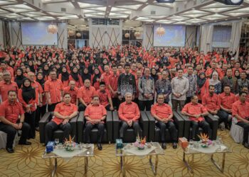 AHMAD Zahid Hamidi (duduk, tengah) dan Mohd. Hanafiah Man (duduk, dua dari kanan) bergambar bersama warga Kemas dalam Program Pemerkasaan Masyarakat Madani Jabatan Kemajuan Masyarakat (Kemas) di Kementerian Kemajuan Desa dan Wilayahj di Putrajaya, semalam. - UTUSAN/FAIZ ALIF ZUBIR