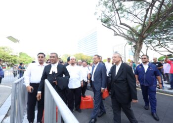 TAKIYUDDIN Hassan (depan) antara yang turut hadir di luar Istana Kehakiman, Putrajaya. - UTUSAN/FARIZ RUSADIO