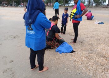 DUA mangsa ditemui lemas ketika mandi-manda di Pantai Bayu Impian, Bayu Damai di sini, petang semalam.