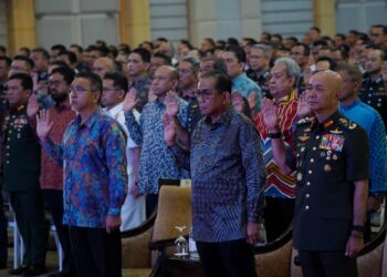 MOHAMED Khaled Nordin (dua kiri) bersama pucuk pimpinan dan pengurusan Kementerian Pertahanan ketika lafaz ikrar Rukun Negara dalam Majlis Perutusan Tahun Baharu 2025 di Wisma Perwira ATM, Kuala Lumpur, semalam. - UTUSAN/FAUZI BAHARUDIN