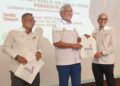 KHALID Samad (tengah) menyerahkan kit pertanian kepada pegawai KADA selepas Majlis Amanah Tahun Baharu Lembaga Kemajuan Pertanian Kemubu (KADA) 2025, Kota Bharu, Kelantan. - UTUSAN/YATIMIN ABDULLAH