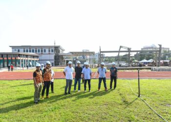 FADZLI Mohamad Kamal (tiga dari kiri) ketika meninjau pembinaan menaik taraf  Kompleks Belia dan Sukan Negeri Negeri Pahang di Kuantan. - UTUSAN/SHEKH AHMAD RAZIF