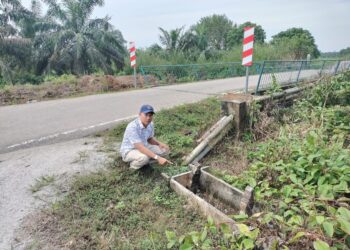 KHAIRUL Azhar Abu Samah menunjukkan kubur lama yang terletak di Jalan Sungai Biuh di Parit Raja, Batu Pahat, Johor.-UTUSAN/ADNAN IBRAHIM