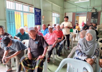 PENDUDUK yang terjejas akibat hakisan pantai hadir ke sesi dialog bersama bekas wakil rakyat Batu Rakit di Kuala Nerus, Terengganu, semalam. – UTUSAN/KAMALIZA KAMARUDDIN