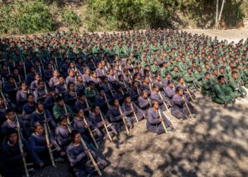 Angkatan Pertahanan Rakyat Mandalay (MDY-PDF) berlatih di sebuah kem di lokasi yang tidak didedahkan di utara negeri Shan, Myanmar.- AFP