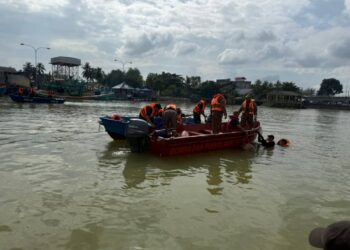 MAYAT mangsa dibawa naik oleh pasukan penyelamat di Sungai Kuala Besut, Besut, Terengganu. - UTUSAN / WAN ZURATIKAH IFFAH WAN ZULKIFLI