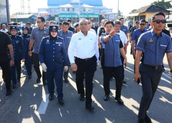 SHAMSUL Azri Abu Bakar ketika meninjau pengeoperasian Kompleks ICQS Rantau Panjang, Kelantan. - UTUSAN/KAMARUL BISMI KAMARUZAMAN