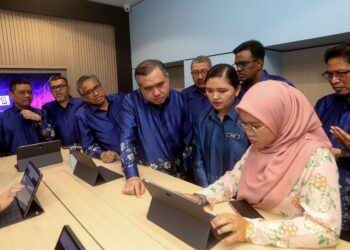 ANTHONY Loke (tengah) meninjau operasi Jabatan Pengangkutan Jalan (JPJ) selepas Majlis Peluncuran Pejabat Baharu JPJ Putrajaya, semalam. - UTUSAN/FAISOL MUSTAFA