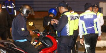 ANGGOTA polis membuat pemeriksaan terhadap penunggang motosikal dalam Operasi Bersepadu Ambang Tahun Baharu 2025 di Ipoh hari ini. - UTUSAN/MUHAMAD NAZREEN SYAH MUSTHAFA