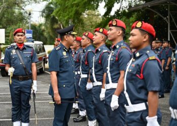 NOR Mahathir Muhamad (dua, kiri) memeriksa perbarisan semasa Majlis Perbarisan Tahunan Peringkat Jabatan Bomba dan Penyelamat Malaysia 2025 di Kuala Terengganu, Terengganu. 