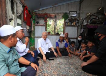 ISMAIL Sabri Yaakob (tiga dari kiri) menziarahi keluarga  Ahmad Hadzumi  Nordin di Kampung Bechah Palas Bunut Susu l, Pasir Mas, Kelantan. - UTUSAN/KAMARUL BISMI KAMARUZAMAN