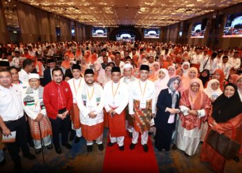 MOHAMAD Sabu bergambar bersama para perwakilan pada Konvensyen Nasional Parti Amanah Negara (Amanah) 2024 di Bandar Bestari, Klang, semalam.-UTUSAN/AFIQ RAZALI