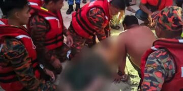 SEORANG kanak-kanak lemas semasa mandi di Pantai Kandi, Bachok, Kelantan. - IHSAN BOMBA