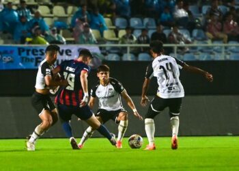 PEMAIN Terengganu FC (TFC) mengawal pergerakan penyerang Johor Darul Ta'zim (JDT), Romel Moralez (jersi nombor 19)  dalam aksi separuh akhir pertama Piala Malaysia di Stadium Sultan Mizan Zainal Abidin, Kuala Nerus, malam ini. - UTUSAN/PUQTRA HAIRRY